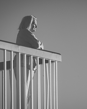 Frau auf Balkon